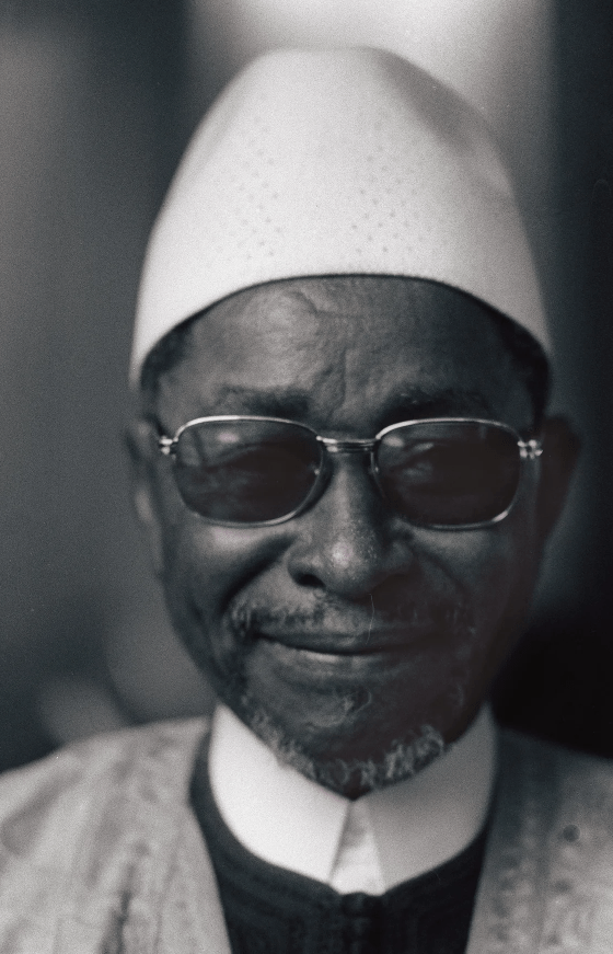 Portrait d'Amadou Hampâté Bâ pris à Paris, le 12 avril 1975, lors de la remise du prix littéraire d'Afrique Noire, pour son livre 