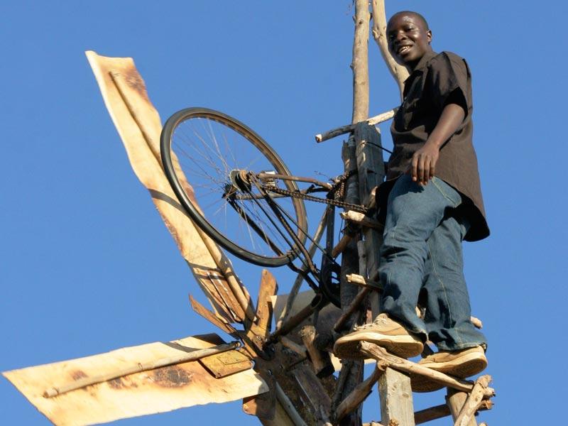 William Kamkwamba au sommet de sa première éolienne en juin 2007 williamkamkwamba.typepad.com